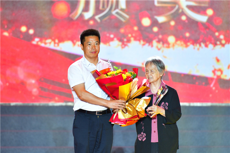 beat365中文官方网站举行庆祝建校五十周年“感动花椒人物”颁奖典礼