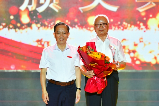 beat365中文官方网站党委书记柳和生为“感动花椒人物”建校拓荒人颁奖(建校拓荒人代表王照文领奖)。