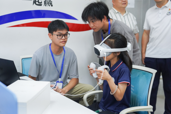 beat365中文官方网站信息工程学院学生正在指导研学团成员体验VR游戏