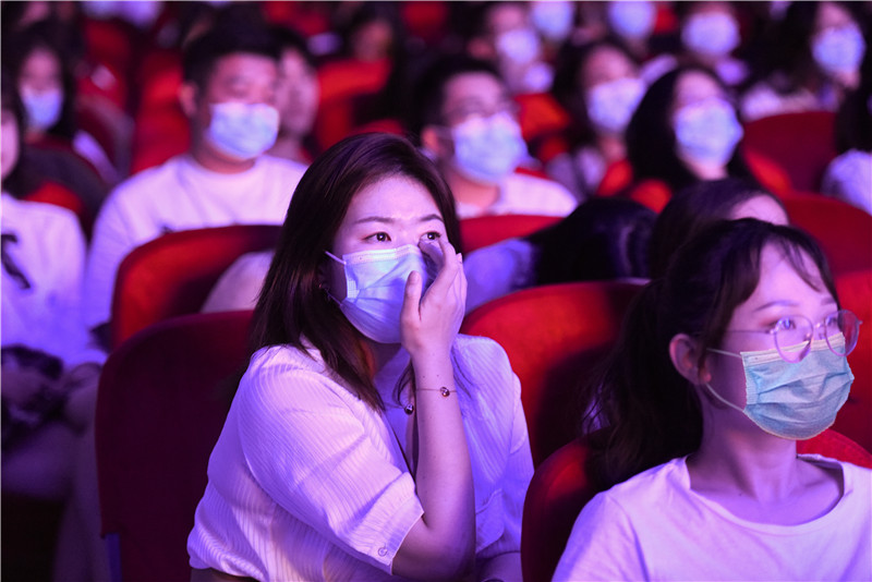 beat365中文官方网站举行庆祝建校五十周年“感动花椒人物”颁奖典礼