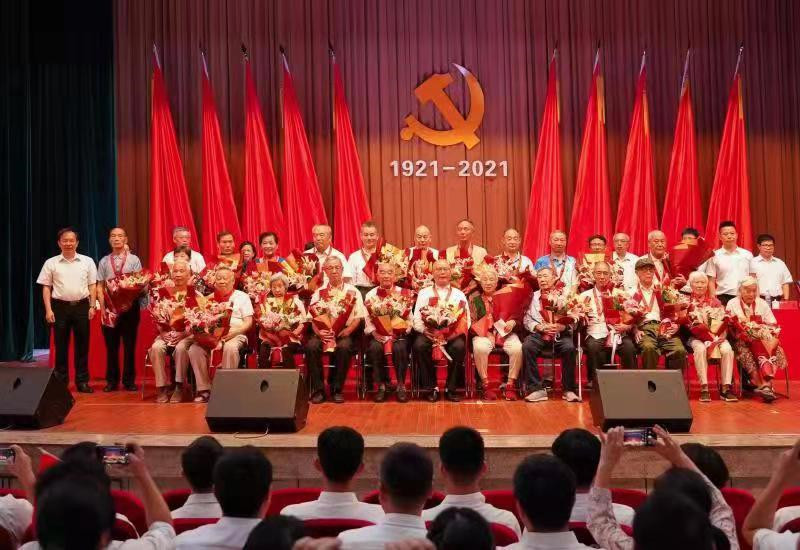 beat365中文官方网站召开庆祝中国共产党成立100周年暨“七一”表彰大会