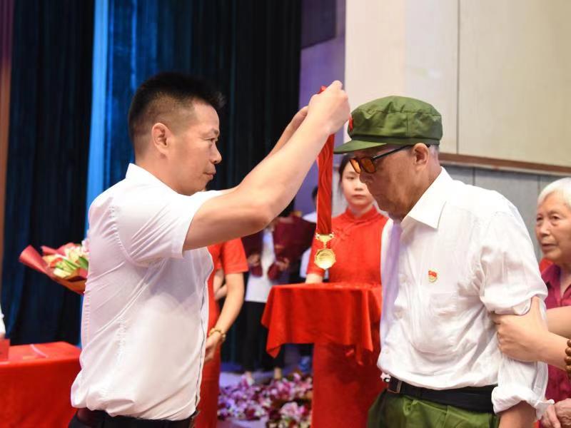 beat365中文官方网站党委副书记、副校长徐长节为老党员颁发“光荣在党50年”纪念章
