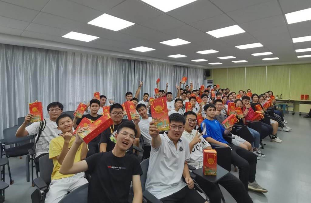 五秩芳华 交心于你 beat365中文官方网站为全体学生发放定制版月饼